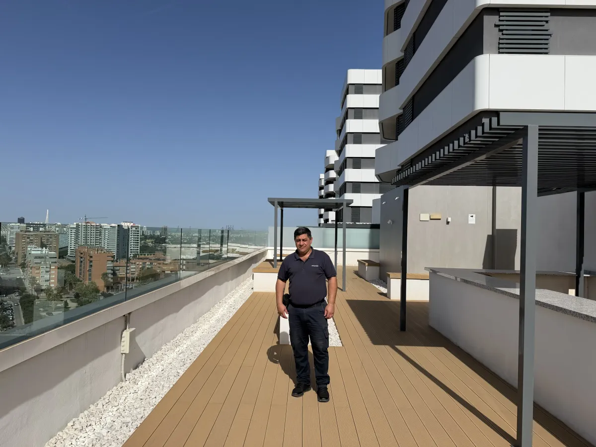 Auxiliar uniformado haciendo una ronda de verificación por la terraza comunitaria de la finca